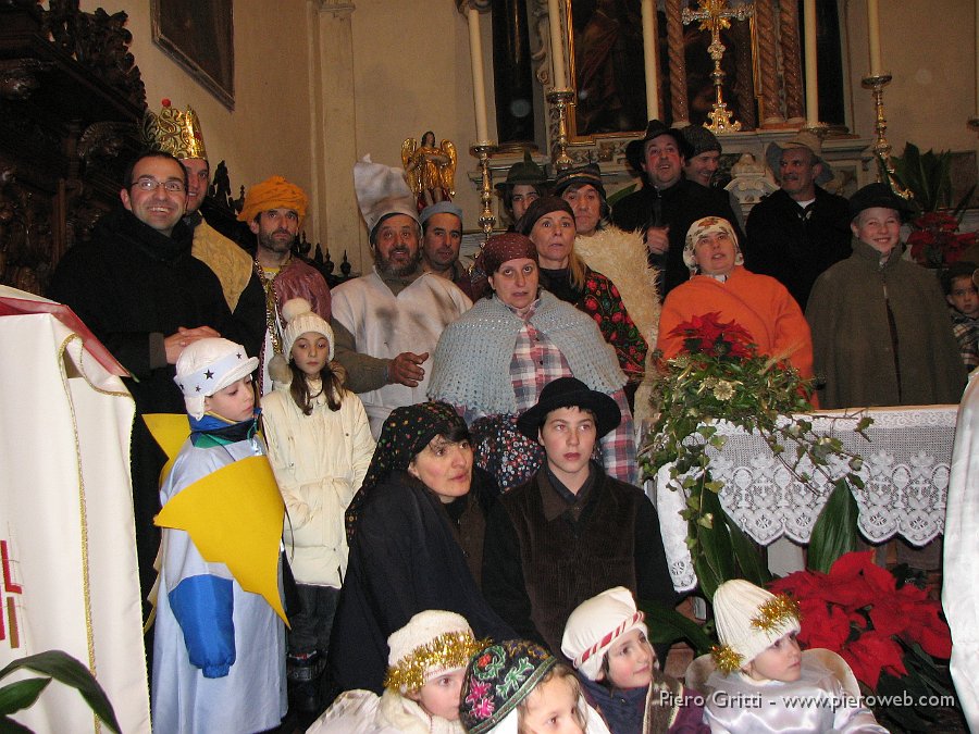 presepio 145.jpg - Don Alfio con alcuni figuranti